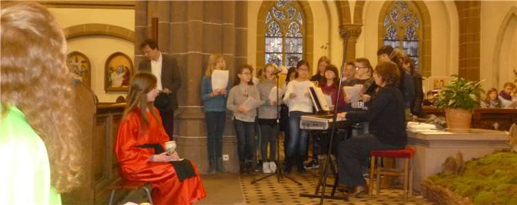 Die Lehrerinnen Zoe Lee und Susanna Lefebvre (v.l.n.r.) singen und musizieren gemeinsam mit den Schülerinnen und Schülern. Privat