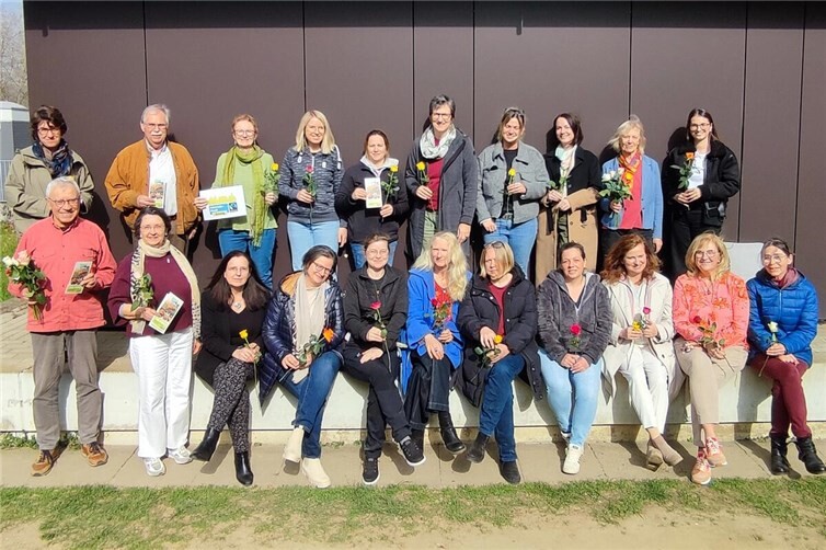 Die Lehrerinnen und die Leiterin der Barbarossaschule mit dem Beigeordneten der Stadt und der Fairtrade-AG