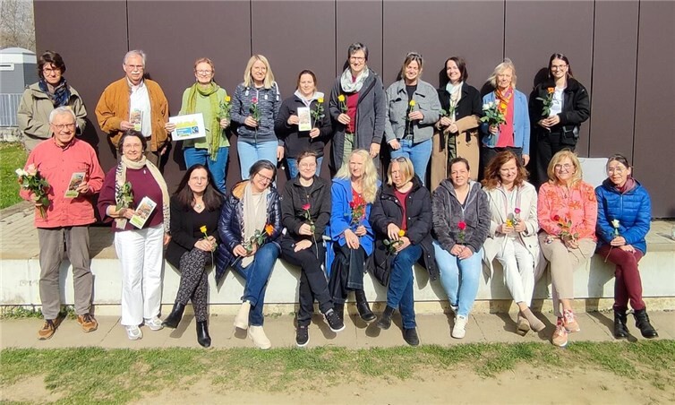 Die Lehrerinnen und die Leiterin der Barbarossaschule mit dem Beigeordneten der Stadt und der Fairtrade-AG