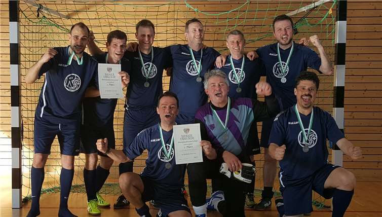 Die Lehrermannschaft der Realschule plus und Fachoberschule Untermosel errang den Titel des Fußballrheinlandmeisters. An dem Erfolg waren beteiligt: Basim Abdelnabi, Bernhard Irsch, Daniel Hastenteufel,Moritz Mehlem, Thomas Hilgert, Dennis Müller (hinten, von links), sowie Mannschaftskapitän Thorsten Klemmer, Markus Clemens, Hansi Kröber (vorne, von links). Es fehlen: Daniel Kendel, Thomas Schwelle, Philipp Geisen.  privat