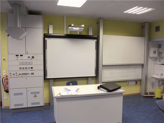 Die Lehrerplätze werden mit interaktiven, elektronischen Tafeln, sogenannten Whiteboards, ausgestattet. privat