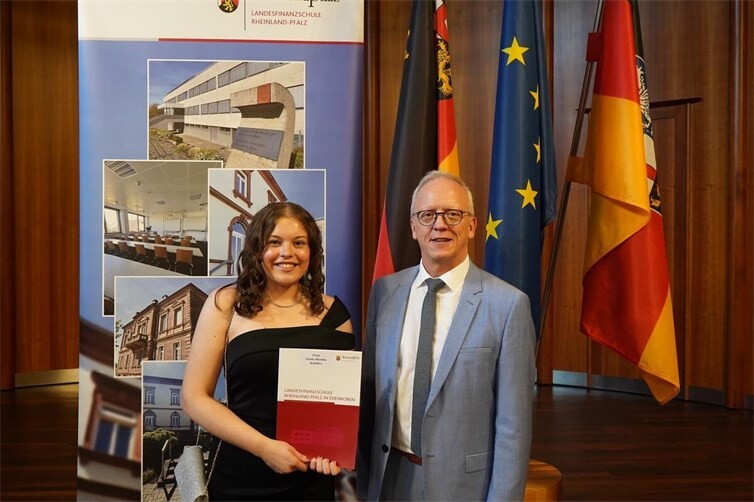 Die Lehrgangsbeste und frisch ernannte Finanzwirtin, Linda Robiller vom Finanzamt Mayen, zusammen mit Stephan Filtzinger, Präsident des Landesamtes für Steuern.