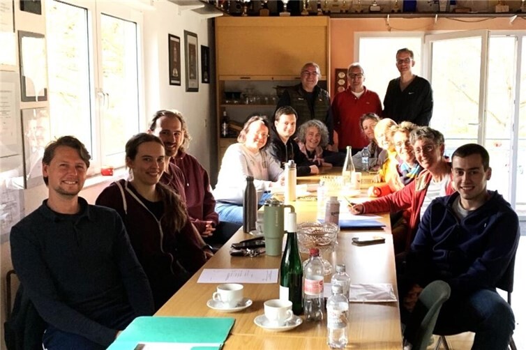 Die Lehrgangsteilnehmer im Clubraum des Bootshauses der Rudergesellschaft Treis-Karden 1969 e.V..mit den Referenten Michael Hippert und Prof. Dr. Ulrich Hartmann (hinten,1.u.2. v.l.), sowie den Lehrwarten des Ruderverband Rheinland Tatjana Maus und Viola Herr (2.u.3.v.r.).