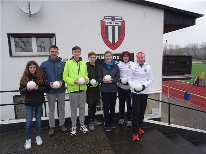 Die Leichtathleten des VfB Linz freuen sich über die neuen Bälle.  Foto: privat