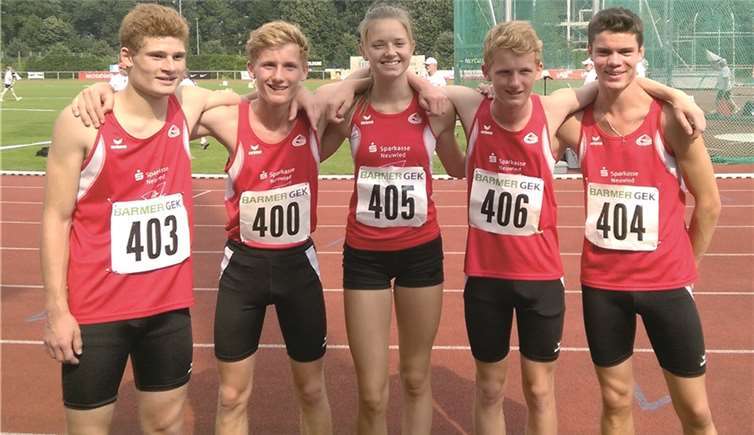 Die Leichtathleten freuen sich über ihren Erfolg.privat