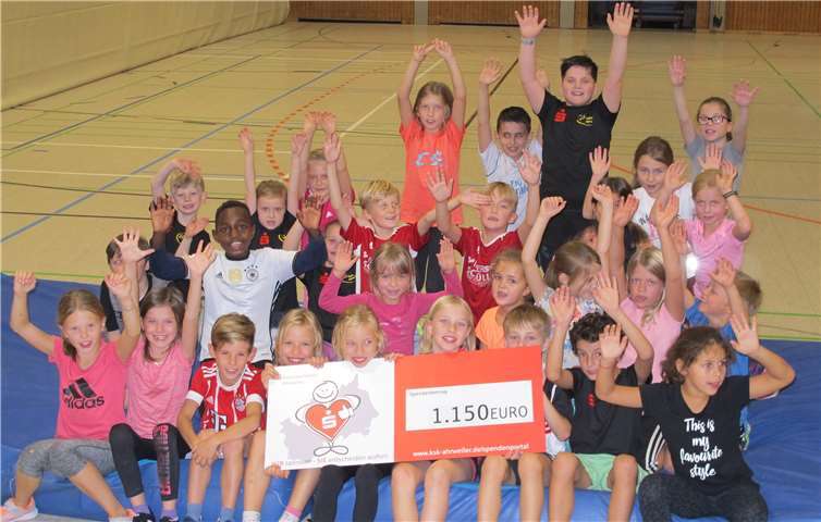 Die Leichtathletik-Kids des TV Sinzig sagen „DANKE“ für die Spende der Kreissparkasse.Privat