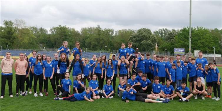 Die Leichtathletikmannschaften des Bertha-von-Suttner-Gymnasiums beim regionalen Vorentscheid in Koblenz. Foto: privat