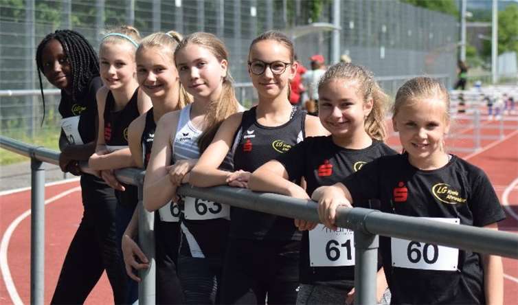 Die Leichtathletinnen (v.li.n.re.) Christine Zatcha, Isabella Zavelberg, Nadine Laukat, Elisa Fahrenbruch, Tiara Zinn, Sarah Laukat und Lea Müller gingen in Selters an den Start.
