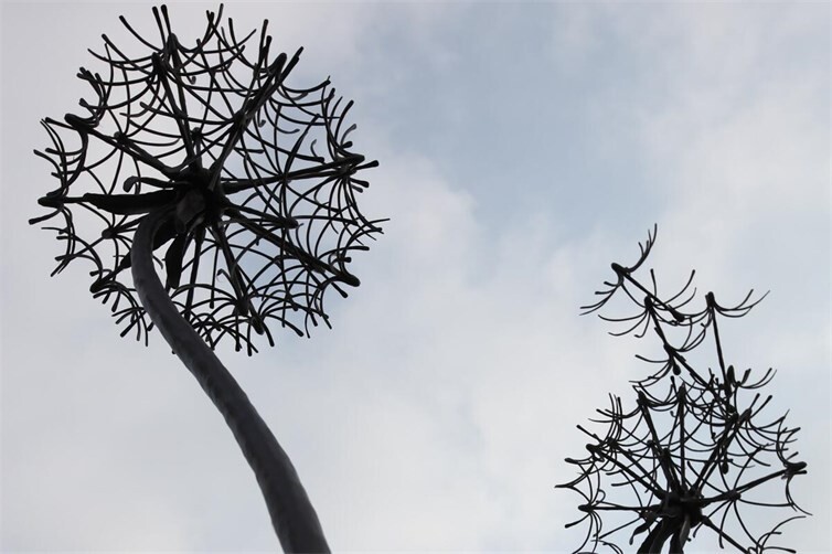Die Leichtigkeit der Pusteblume aus Metall darstellen will gelernt sein