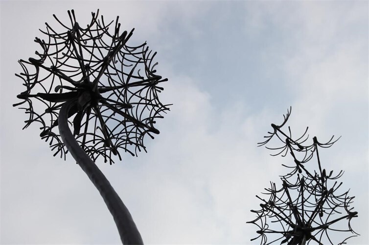 Die Leichtigkeit der Pusteblume aus Metall darstellen will gelernt sein