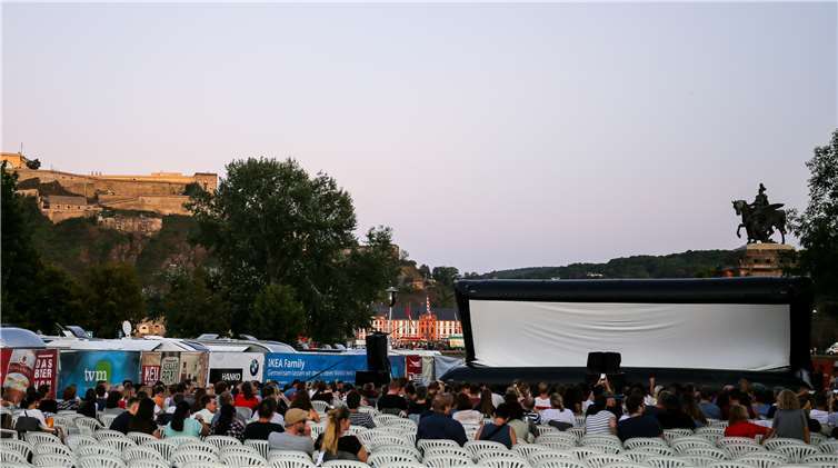 Die Leinwand wurdevor malerischer Kulisse aufgeblasen.