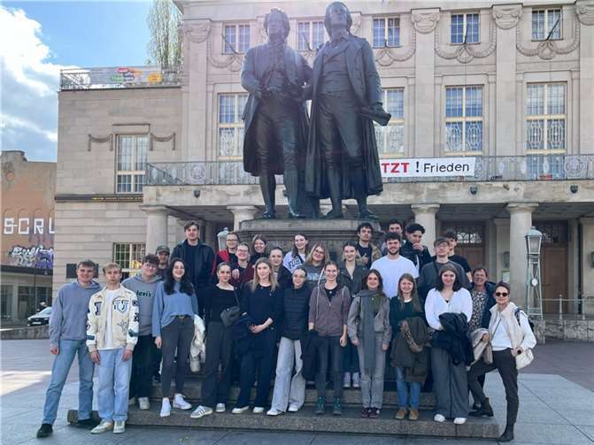 Die Leistungskurse Deutsch des 11. Jahrgangs des Are-Gymnasiums vor dem Goethe-Schiller-Denkmal in Weimar.  Foto: Astrid Micheletti