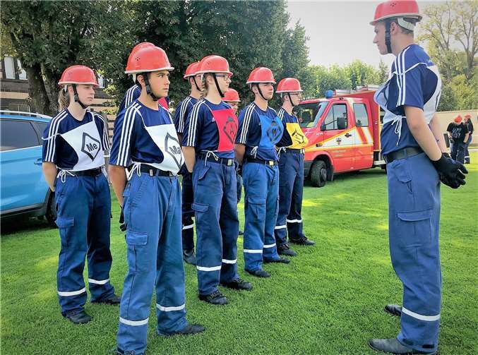 Mitglieder der Jugendfeuerwehr erlangen die Leistungsspange Die Leistungsspange konnte nur als Gruppe erworben werden.