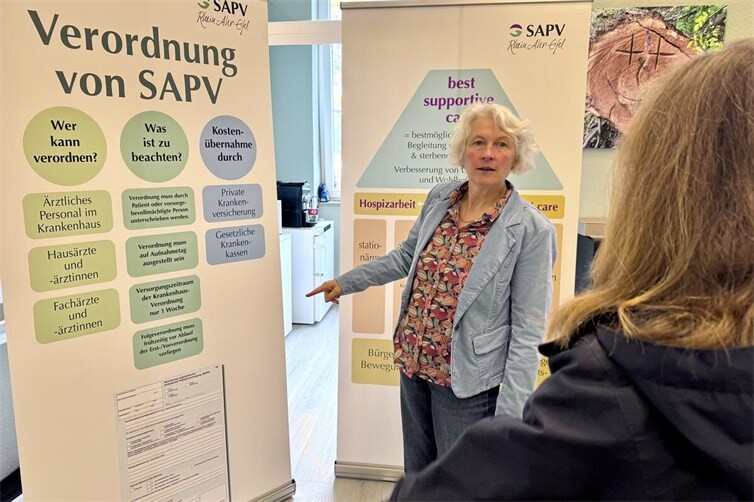 Die Leitende Ärztin der SAPV, Dr. Heide Brumhard, erklärte, wie die Menschen im Kreis Ahrweiler die Hilfe ihres multiprofessionellen Teams erhalten können