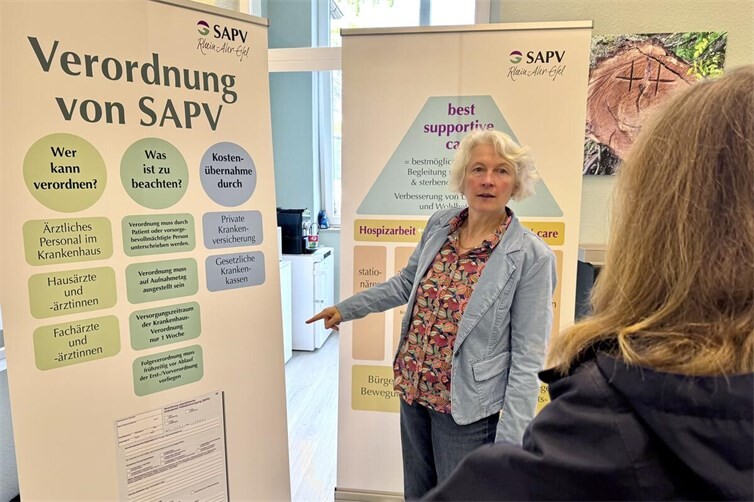 Die Leitende Ärztin der SAPV, Dr. Heide Brumhard, erklärte, wie die Menschen im Kreis Ahrweiler die Hilfe ihres multiprofessionellen Teams erhalten können
