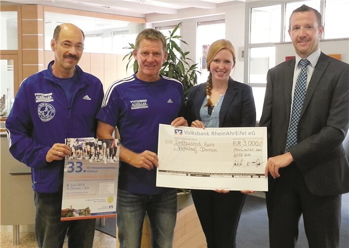 Die Leiter der Dernauer Leichtathleten, Jürgen Riske und Bernd Kelter, freuen sich über die großzügige Spende, übergeben von Markenbotschafterin Julia Bertram und Kundenberater Christian van de Loo. privat