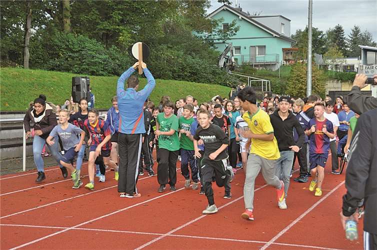 Die Leiter der Schulen Markus Wald und Karl Maron gaben die Rundenläufe im Stadion der Goldenen Meile für die Schülerinnen und Schüler frei.AB