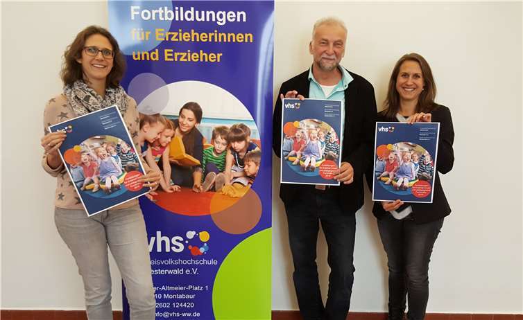 Die Leiter/-innen der Kreisvolkshochschulen präsentieren das neue Programmheft (v.l.): Simone Kirst (NR), Bernd Kohnen (AK), Tina Schradi (WW).  kvhs Neuwied