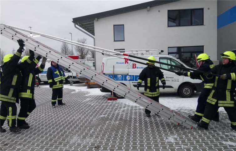 Die Leiter ist nötig für die Männer, wenn eshoch hinaus geht. Fotos: Feuerwehr Winningen