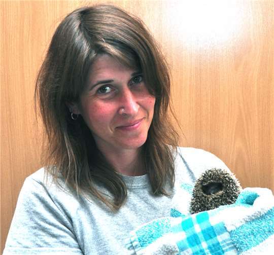 Das Bangen geht weiter: Finanzielle Sorgen begleiten Tierretter tagtäglich Die Leiterin, Frau Dr Thavarajah mit einem kleinen Igel.