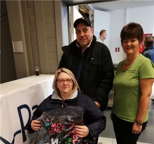 Die Leiterin Tourist-Information Treis-Karden Dorothee Brachtendorf (r.) mit den Gewinnern Familie Dirk Dere aus Borgloon/Belgien. Foto: privat