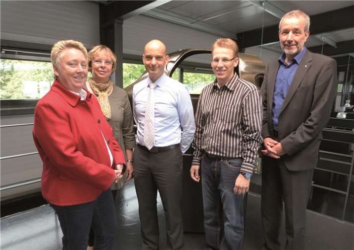 Die Leiterin der Agentur für Arbeit, Ulrike Mohrs (l.), ihr Stellvertreter Frank Schmidt (r.) und die Leiterin des Arbeitgeberservice, Margarete Spurzem, besuchten die Firma Capricorn Composite GmbH, die zu jener Unternehmensgruppe gehört, die den Nürburgring übernommen hat. Mit Werksleiter Arndt Hartelt (Mitte) und Mike Roth aus der Verwaltung des Unternehmens diskutierten sie unter anderem über den regionalen Arbeitsmarkt und den wachsenden Bedarf an Fachkräften. privat