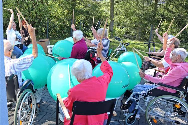 Die Leiterin der Gruppe „Let’s fetz“ gibt den Takt vor und die Teilnehmer trommeln mit Inbrunst mit, und das mit sehr viel Begeisterung.  Foto: Rita Steindorf