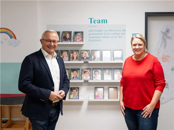 Die Leiterin der KITA „Regenbogenland“ in Niederbreitbach, Daniela Polifka, brachte Landrat Achim Hallerbach beim Ortstermin auch das erfolgreiche Bewegungs-Konzept nahe, das das Land-Rheinland-Pfalz mit einer Widmung als Konsultations-KITA würdigte.  Foto: Martin Boden/Kreisverwaltung Neuwied