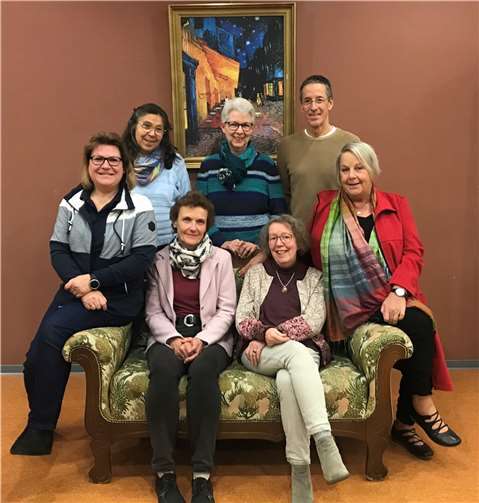 Die Leiterin der Katholischen Familienbildungsstätte Andernach, Stefanie Lange (links), Pastoralreferentin Birgitt Brink (rechts) und Pia Eibel (Mitte stehend) sowie Magret Schmitz (sitzend links) sind Teil des „Horizonte“-Teams.  Foto: Haus der Familie/Lisa Scharrenbach