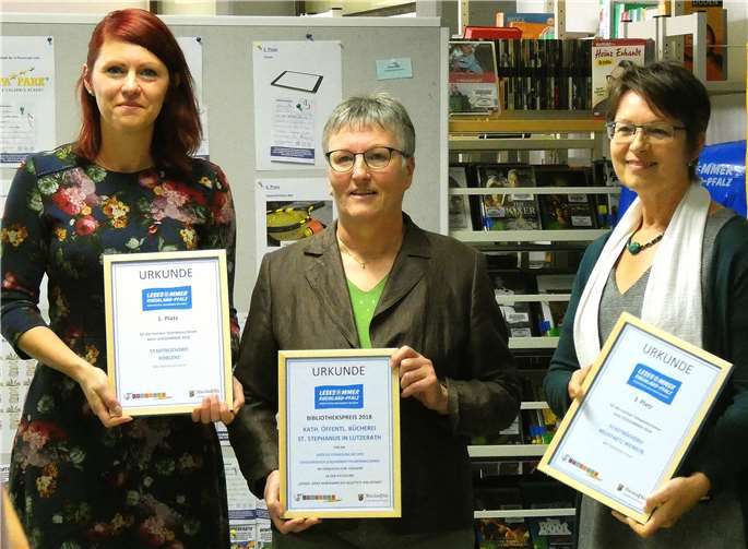 Die Leiterin der Katholischen öffentlichen Bücherei St. Stephan Lutzerath Elisabeth Dietz (M.) nahm den Preis entgegen. Julia Löffler von der Stadtbibliothek Koblenz (l.) und Ute Panschitz-Harke von der Stadtbücherei Neustadt-Weinstraße waren ebenfalls unter den Preisträgern.  privat