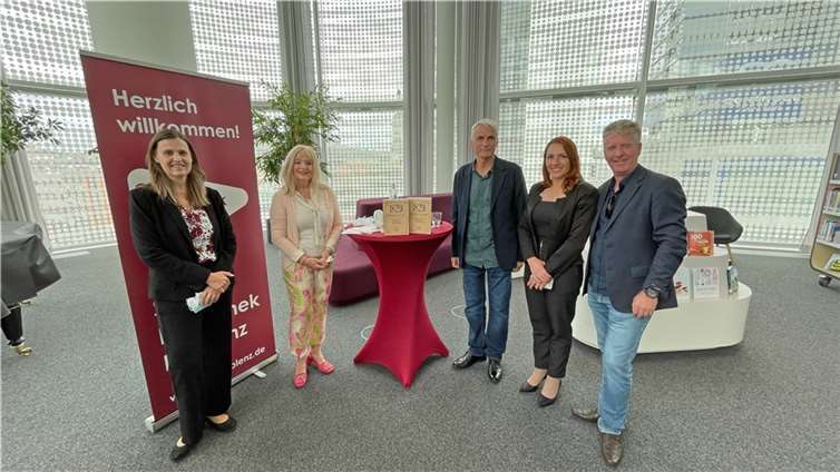 Die Leiterin der Koblenzer Stadtbibliothek, Susanne Ott (v.li.), und die Koblenzer Kulturdezernentin PD Dr. Margit Theis-Scholz empfingen in der Stadtbibliothek eine dreiköpfige brasilianische Delegation, die auf den Spuren ihrer Vorfahren in Koblenz Halt machte. Foto: Stadt Koblenz/Egenolf