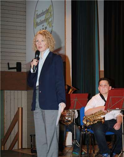 Die Leiterin der Kreismusikschule,Dr. Monika Burzik, bedankte sich beiallen Offiziellen und Musikern für ihrvorbildliches Engagement.