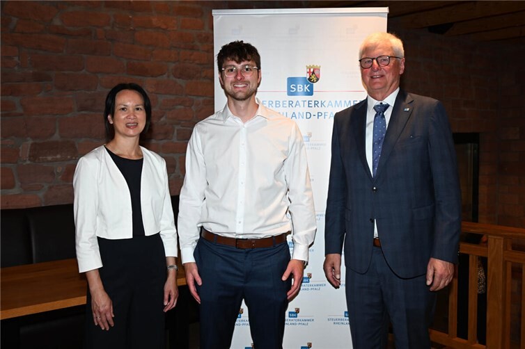 Die Leiterin der Steuerabteilung des Finanzministeriums Dr. Phuong-Mai Pott beglückwünscht den frischgebackenen Steuerberater Marco Schmitz aus Montabaur zu seinem Erfolg, gemeinsam mit dem Präsidenten der Steuerberaterkammer Rheinland-Pfalz Walter Sesterhenn (r.).