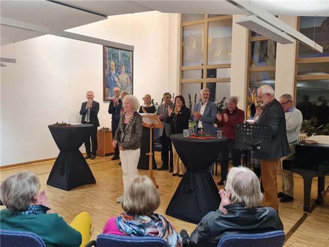 Die Leiterin der Theatergruppe, Doris Fortuin, und die anderen Mitglieder nehmen den Applaus des Publikums entgegen.Foto: Gabi Baermann