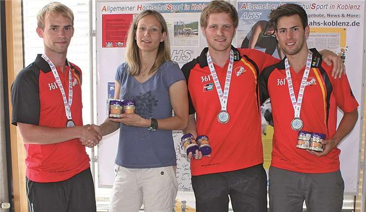 Die Leiterin des Allgemeinen Hochschulsports der Koblenzer Hochschulen, Dr. Sabine Bauer, beglückwünscht die Medaillengewinner Dennis Müller, Marian Schug und Yannick Schneider.AHS Koblenz