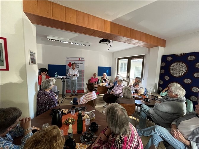 Die Leiterin des DRK-HausNotrufs Marion Simonis stieß mit ihrem Vortrag über den DRK-HausNotruf beim Seniorentreff des DRK-OV Wehr e.V. auf großes Interesse. Foto: Astrid Zens / DRK-Kreisverband Ahrweiler e.V.