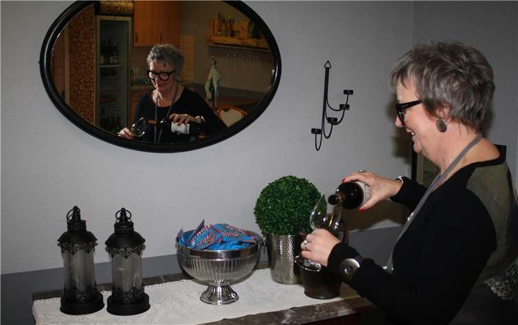 Die Leiterin des Hauses, Frau Margarete Vehrs, hat mit ihrem Team auch eine gemütliche Weinstube in der Residenz eingerichtet.