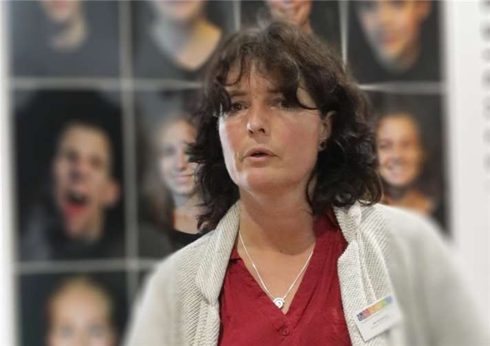 Die Leiterin des Inklusionsforums, ElkeSteckenstein, dankt jenen, die die Ausstellung ermöglicht hatten und für die Inklusion in Meckenheim stehen und mitarbeiten.