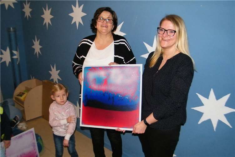 Neuer Vorstand setzt erste Anschaffung um Die Leiterin des Kindergartens, Stefanie Reuter (l.), mit der Ersten Vorsitzende des Fördervereins, Stefanie Krumscheid. Privat