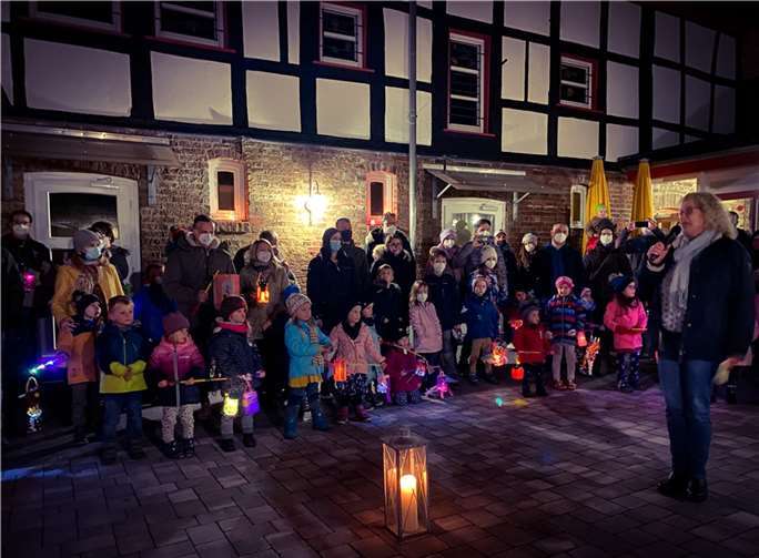 Die Leiterin des Kindergartens Wibbelstätz Petra Schnieber begrüßt nach dem Umzug die Kinder und Eltern im Hof Raaf.Foto: privat