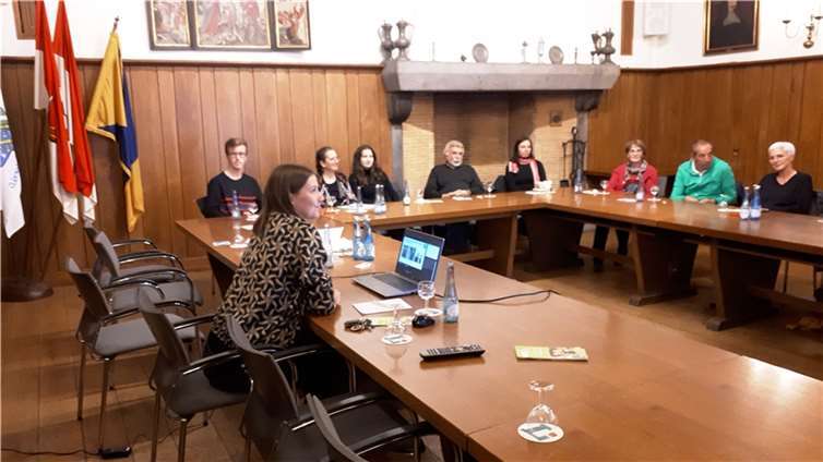 Die Leiterin des Modellprojekts Smarte Region Linz, Karin Wessel, (vorne links), stellte im Ratssaal den Teilnehmern der Veranstaltung die geplanten Aktivitäten des Förderprojekts für die kommenden drei Jahre vor.  Foto: Karl Hermann Amthauer/Eine-Welt Linz