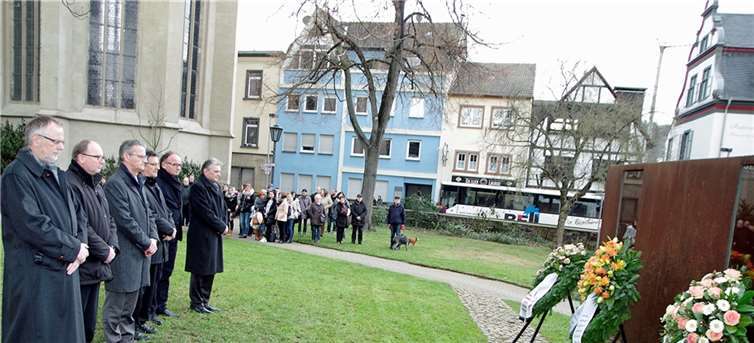 Die Leitung der Rhein-Mosel-Fachklinik und Vertreter der Stadt Andernach gedenken am „Spiegel-Container“ der Opfer des Nationalsozialismus. Landeskrankenhaus