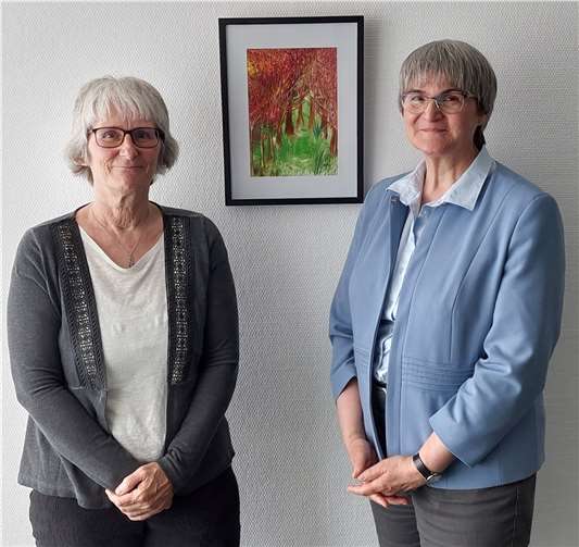 Die Leitung des Katholischen Familienbildungswerk Frau Schmidt-Keusgen (r.) und Ursula Mettbach vor einem der ausgestellten Bilder. Foto: privat