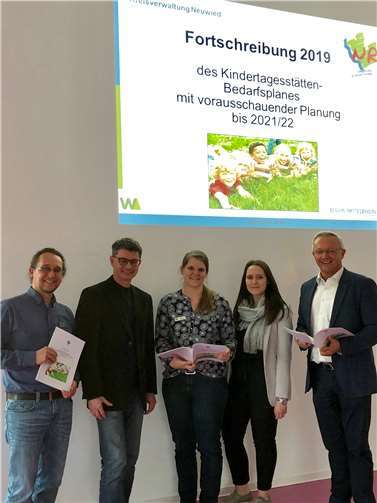 Die Leitung des Kreisjugendamts präsentierte den neuen Kita-Bedarfsplan im Jugendhilfeausschuss des Kreises (von links): Uwe Kukla (stellvertretender Abteilungsleiter), Jürgen Ulrich (Abteilungsleiter), Kerstin Neckel (Kita-Referatsleiterin), Aileen Falkenburg (Geschäftsstelle Kreisjugendamt) und Landrat Achim Hallerbach.Foto: privat