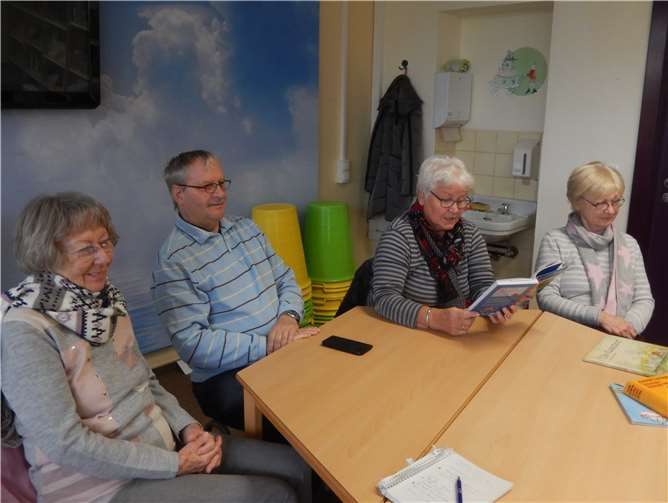 Die Lese-Omas und der Lese-Opa: Gerlinde von Krüchten, Armin von Ameln, Anne Eich und Helga Schröder (v.l.n.r) helfen den Kindern beim Lesen lernen.