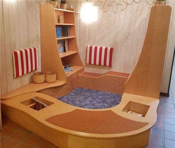 Die Leseecke des Kindergartens wurde in Eigeninitiative und mit Spendengeldern zu einer schönen Leseinsel umgestaltet, die einen Rückzugsort und Wohlfühloase für die Kinder bedeutet.