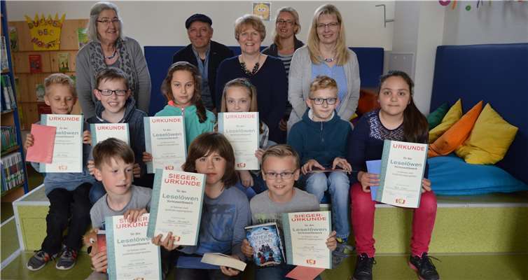 Die Lesekinder mit der Jury und den Siegern (vorne v.l.) Oskar Buchmüller, Leandro Wernscheid und Marius Tölle.AB