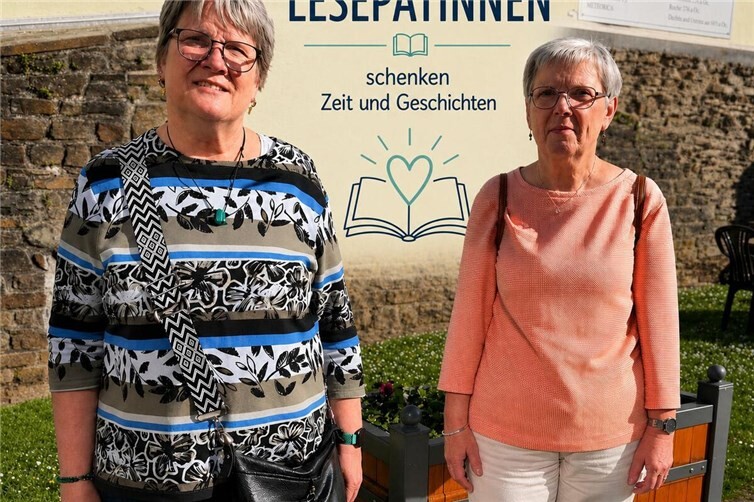 Die Lesepatinnen Claudia Becker und Gisela Bockshecker