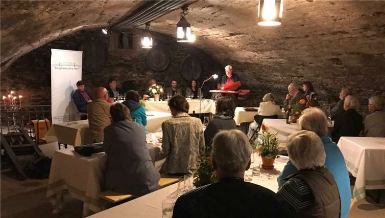 Die Lesung im Keller des Weinguts war nicht nur höchst unterhaltsam, sondern unterstützte auch einen guten Zweck.  privat