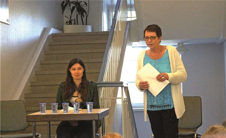 Die Lesungen lokaler Autoren im Rathaus wurden von Jutta Wagmann (Lesezeit) organisiert. Den Anfang machte Hannah Schumacher.-RUT